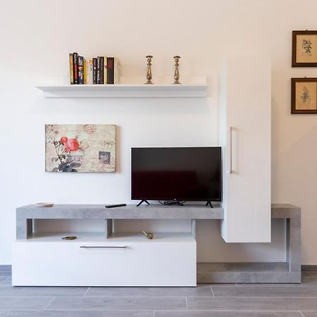 Gray Pearl - Modern Apartment In City Center Arona Kültér fotó