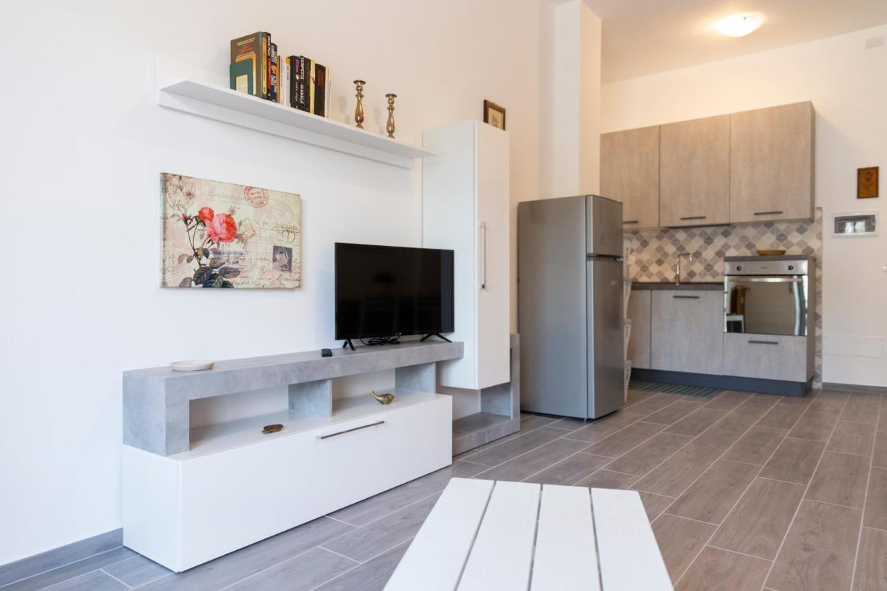 Gray Pearl - Modern Apartment In City Center Arona Kültér fotó
