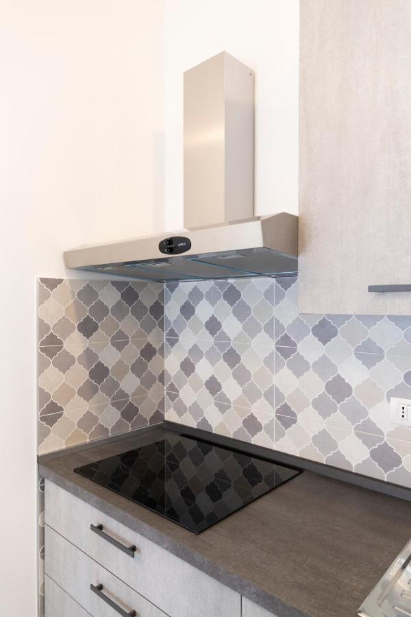 Gray Pearl - Modern Apartment In City Center Arona Kültér fotó